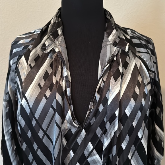 New York & Company Women’s Short Sleeve Blouse M - Picture 4 of 11